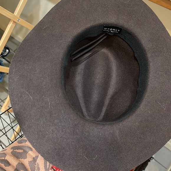 My only wool brown hat - Picture 3 of 6